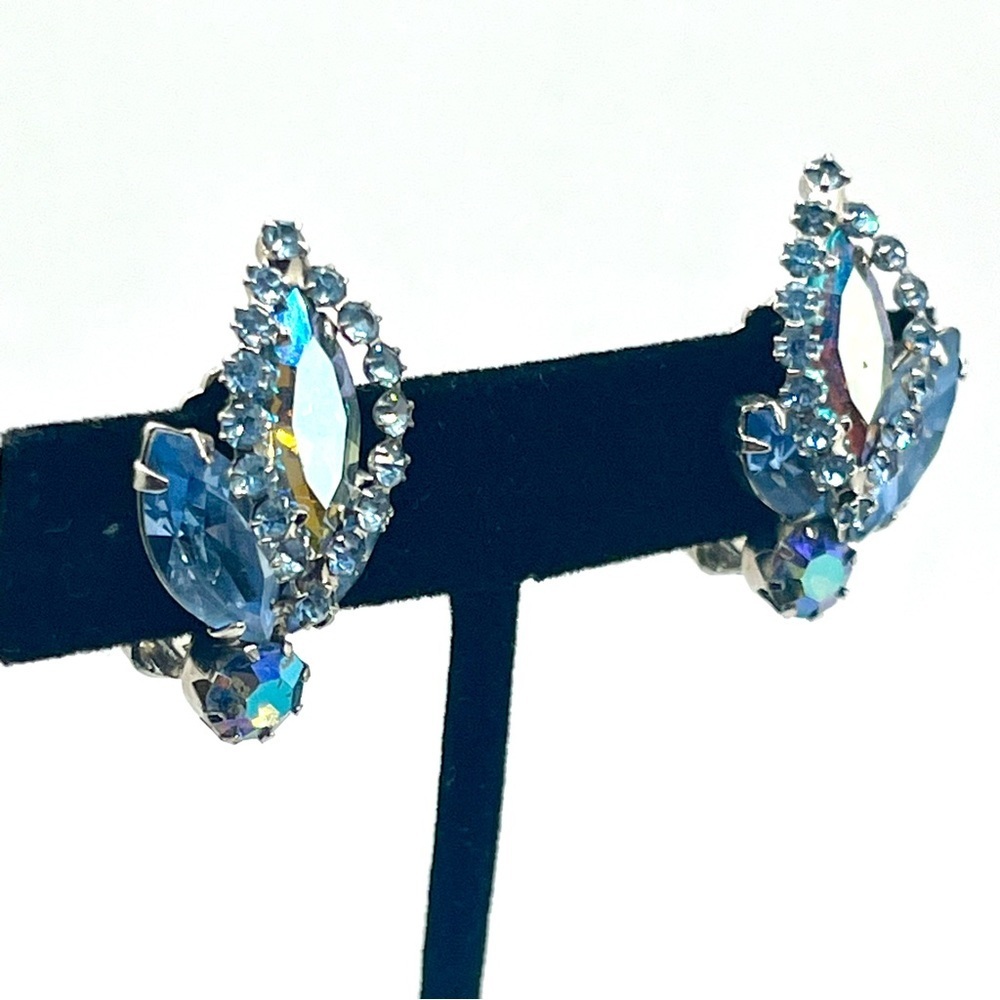 Vintage Weiss Blue Rhinestone Clip On Earrings Aurora Borealis 1950s - Picture 4 of 11